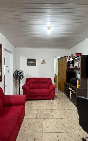Casa à venda com 120m², 2 quartos e 2 vagas Casa à venda com 120m², 2 quartos e 2 vagasSala