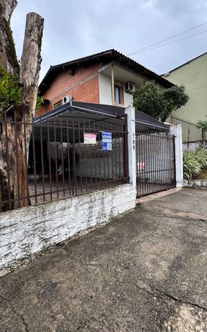 Casa à venda com 120m², 2 quartos e 2 vagas Casa à venda com 120m², 2 quartos e 2 vagasFachada e placa