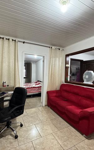 Casa à venda com 120m², 2 quartos e 2 vagas Casa à venda com 120m², 2 quartos e 2 vagasSala
