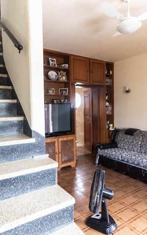 Casa à venda com 130m², 3 quartos e 2 vagas Casa à venda com 130m², 3 quartos e 2 vagasEscada