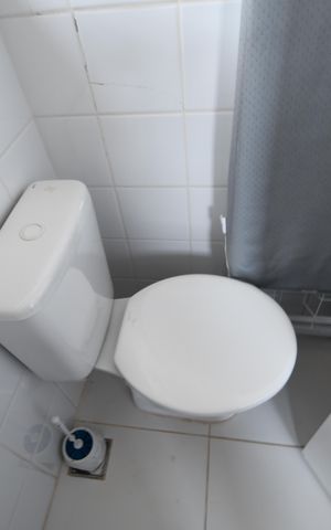 Casa de condomínio para alugar com 398m², 4 quartos e 6 vagasBanheiro de serviço