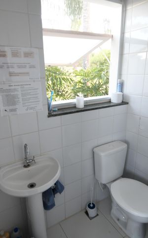 Casa de condomínio para alugar com 398m², 4 quartos e 6 vagasBanheiro de serviço