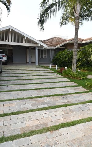 Casa de condomínio para alugar com 398m², 4 quartos e 6 vagasFachada