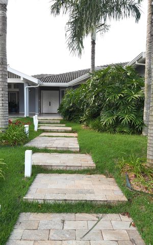 Casa de condomínio para alugar com 398m², 4 quartos e 6 vagasFachada