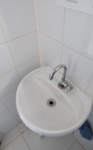 Casa de condomínio para alugar com 398m², 4 quartos e 6 vagasBanheiro de serviço