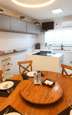 Casa de condomínio para alugar com 398m², 4 quartos e 6 vagasCozinha