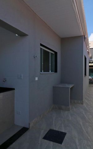 Casa à venda com 134m², 2 quartos e 2 vagasCorredor externo