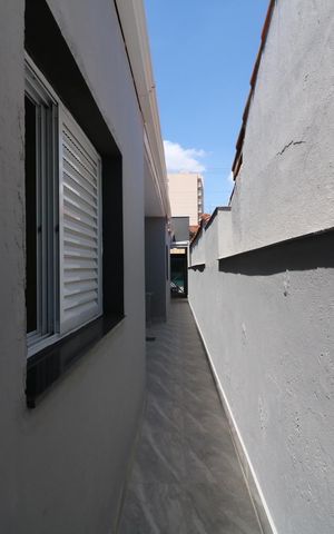 Casa à venda com 134m², 2 quartos e 2 vagasCorredor externo