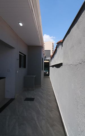 Casa à venda com 134m², 2 quartos e 2 vagasCorredor externo
