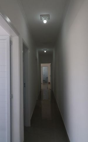 Casa à venda com 134m², 2 quartos e 2 vagasCorredor interno