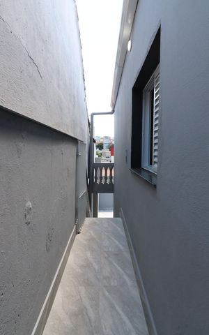 Casa à venda com 134m², 2 quartos e 2 vagasCorredor externo