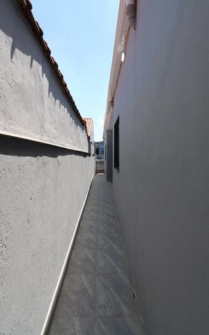 Casa à venda com 134m², 2 quartos e 2 vagasCorredor externo