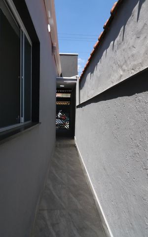 Casa à venda com 134m², 2 quartos e 2 vagasCorredor externo