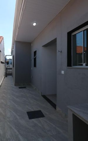Casa à venda com 134m², 2 quartos e 2 vagasCorredor externo