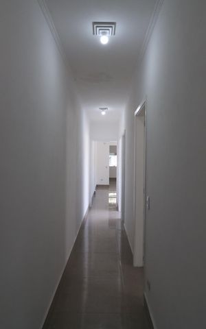 Casa à venda com 134m², 2 quartos e 2 vagasCorredor interno