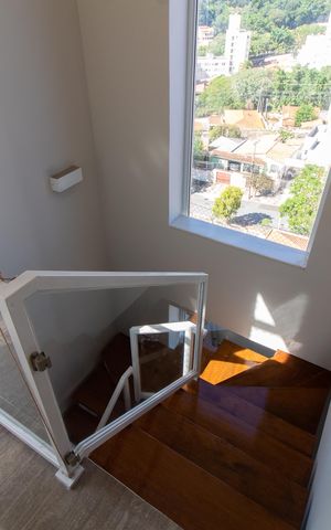 Apartamento à venda com 170m², 3 quartos e 3 vagas Apartamento à venda com 170m², 3 quartos e 3 vagasEscada