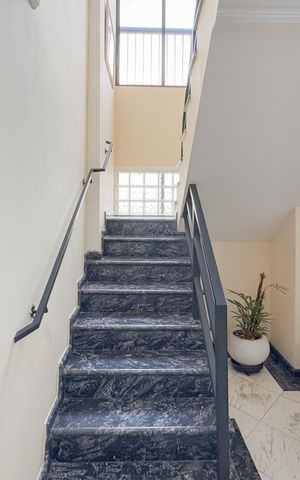 Apartamento à venda com 209m², 3 quartos e 3 vagas Apartamento à venda com 209m², 3 quartos e 3 vagasCobertura