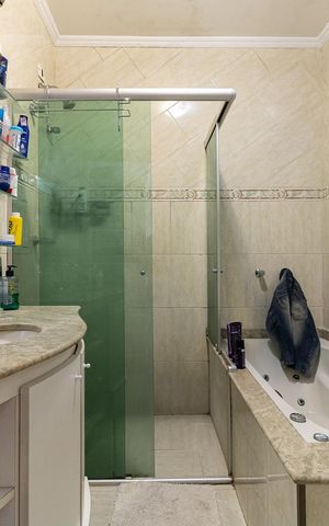 Casa à venda com 525m², 8 quartos e 4 vagas Casa à venda com 525m², 8 quartos e 4 vagasCasa 1 - Banheiro da Suíte 1