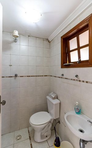 Casa à venda com 525m², 8 quartos e 4 vagas Casa à venda com 525m², 8 quartos e 4 vagasCasa 1 - Banheiro da Varanda