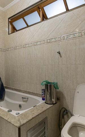 Casa à venda com 525m², 8 quartos e 4 vagas Casa à venda com 525m², 8 quartos e 4 vagasCasa 1 - Banheiro da Suíte 1