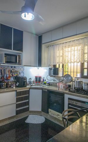Casa à venda com 224m², 3 quartos e 3 vagas Casa à venda com 224m², 3 quartos e 3 vagasCozinha