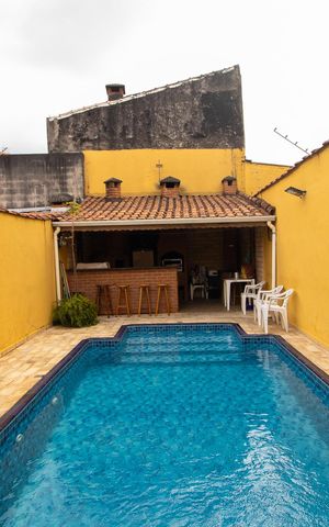 Casa à venda com 224m², 3 quartos e 3 vagas Casa à venda com 224m², 3 quartos e 3 vagasPiscina