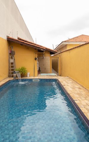 Casa à venda com 224m², 3 quartos e 3 vagas Casa à venda com 224m², 3 quartos e 3 vagasPiscina