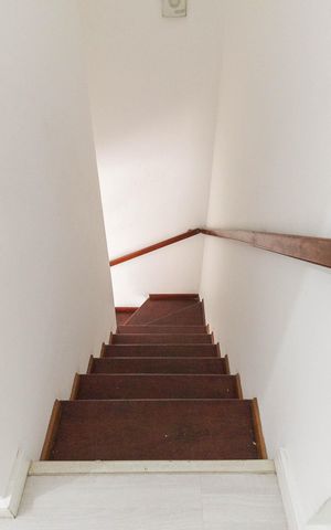 Casa de condomínio à venda com 140m², 3 quartos e 2 vagasEscada