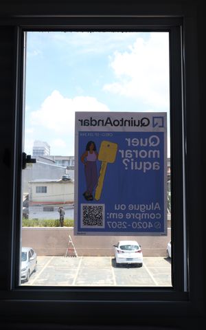 Apartamento à venda com 47m², 2 quartos e 1 vagaPlaca instalada na janela do quarto do imóvel (2ºandar)