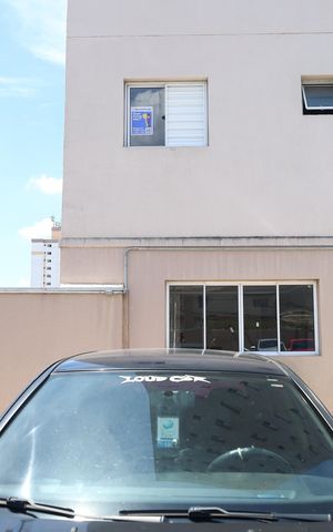 Apartamento à venda com 47m², 2 quartos e 1 vagaPlaca instalada na janela do quarto do imóvel (2ºandar)