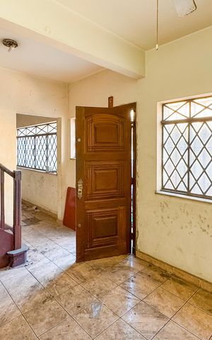 Casa à venda com 100m², 3 quartos e 2 vagas Casa à venda com 100m², 3 quartos e 2 vagasSala