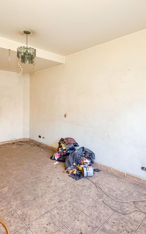 Casa à venda com 100m², 3 quartos e 2 vagas Casa à venda com 100m², 3 quartos e 2 vagasSala