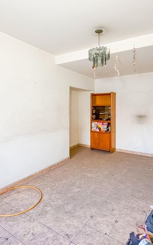 Casa à venda com 100m², 3 quartos e 2 vagas Casa à venda com 100m², 3 quartos e 2 vagasSala