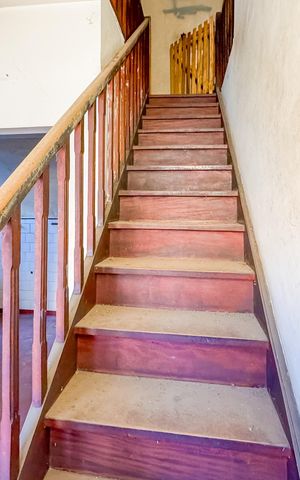 Casa à venda com 100m², 3 quartos e 2 vagas Casa à venda com 100m², 3 quartos e 2 vagasEscada
