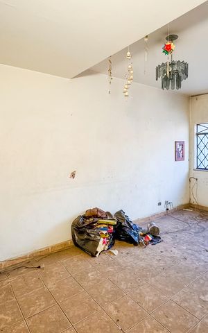 Casa à venda com 100m², 3 quartos e 2 vagas Casa à venda com 100m², 3 quartos e 2 vagasSala