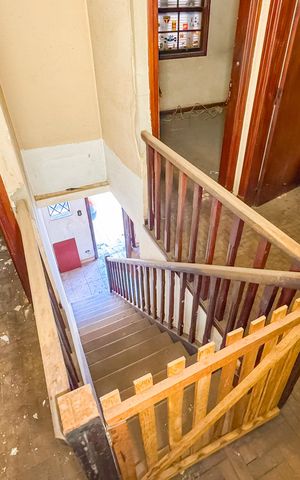 Casa à venda com 100m², 3 quartos e 2 vagas Casa à venda com 100m², 3 quartos e 2 vagasEscada