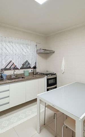 Casa à venda com 100m², 3 quartos e 2 vagas Casa à venda com 100m², 3 quartos e 2 vagasCozinha