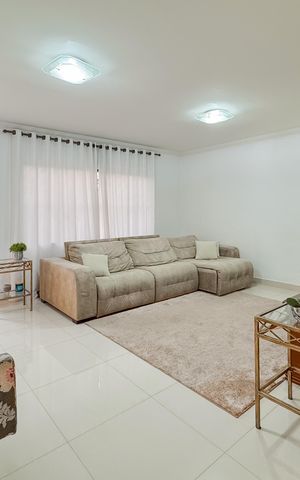 Casa à venda com 100m², 3 quartos e 2 vagas Casa à venda com 100m², 3 quartos e 2 vagasSala