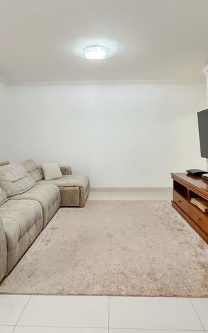 Casa à venda com 100m², 3 quartos e 2 vagas Casa à venda com 100m², 3 quartos e 2 vagasSala