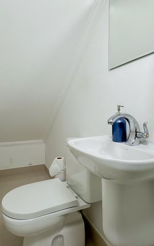 Casa à venda com 100m², 3 quartos e 2 vagas Casa à venda com 100m², 3 quartos e 2 vagasLavabo