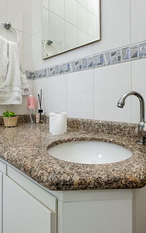 Casa à venda com 100m², 3 quartos e 2 vagas Casa à venda com 100m², 3 quartos e 2 vagasBanheiro Corredor