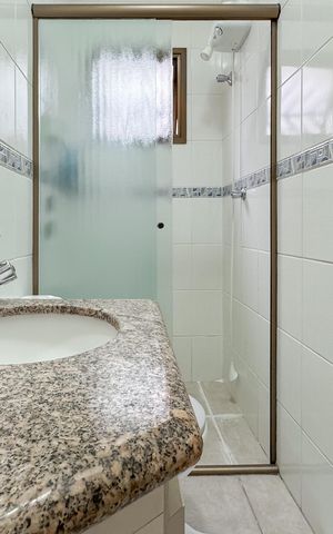 Casa à venda com 100m², 3 quartos e 2 vagas Casa à venda com 100m², 3 quartos e 2 vagasBanheiro da Suíte