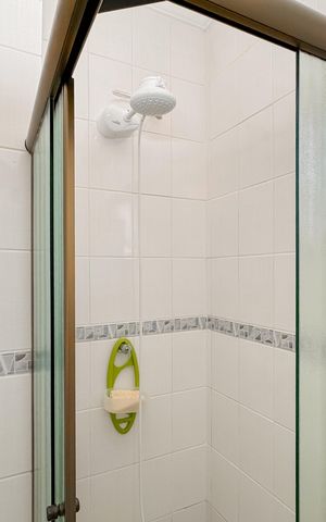 Casa à venda com 100m², 3 quartos e 2 vagas Casa à venda com 100m², 3 quartos e 2 vagasBanheiro Corredor