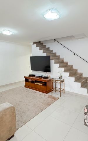 Casa à venda com 100m², 3 quartos e 2 vagas Casa à venda com 100m², 3 quartos e 2 vagasSala