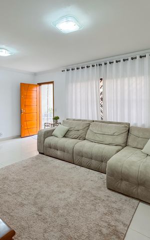 Casa à venda com 100m², 3 quartos e 2 vagas Casa à venda com 100m², 3 quartos e 2 vagasSala