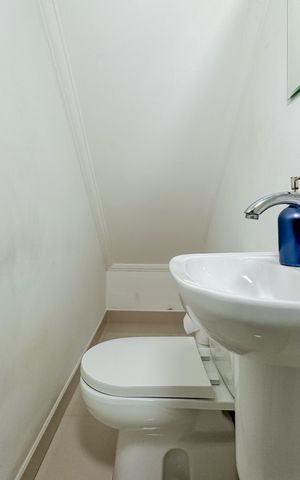 Casa à venda com 100m², 3 quartos e 2 vagas Casa à venda com 100m², 3 quartos e 2 vagasLavabo