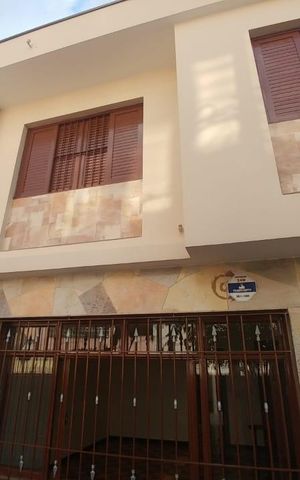 Casa para alugar com 180m², 3 quartos e 2 vagas Casa para alugar com 180m², 3 quartos e 2 vagasFachada