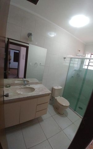 Casa para alugar com 180m², 3 quartos e 2 vagas Casa para alugar com 180m², 3 quartos e 2 vagasBanheiro