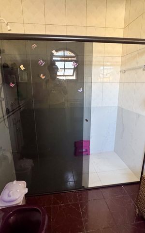 Casa à venda com 326m², 5 quartos e 4 vagas Casa à venda com 326m², 5 quartos e 4 vagasBanheiro do Quarto 1