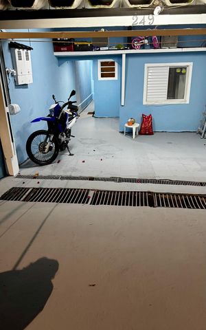Casa à venda com 150m², 2 quartos e 2 vagas Casa à venda com 150m², 2 quartos e 2 vagasÁrea externa